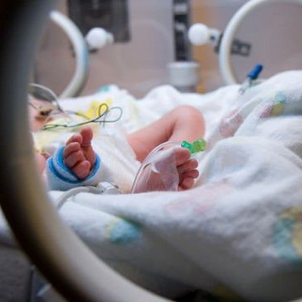 ஆண் குழந்தைகள் சிலருக்கு ஆணுறுப்பின் முன்தோல் பகுதியானது ஒட்டிக்கொண்டது போலிருக்கும்.