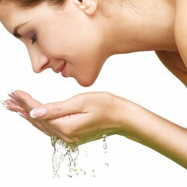 முகம் சிவந்து காணப்படும் 'ரோசேஷியா' (Rosacea) போன்ற சருமப் பிரச்னை உள்ளவர்களுக்கு, இந்த ஐஸ்வாட்டர் சிகிச்சை எடுப்பது நிலைமையை இன்னும் மோசமாக்கும்.