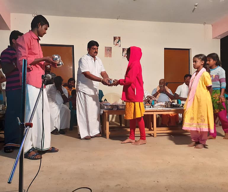 பரிசு வழங்கும் பிரகாஷ்
