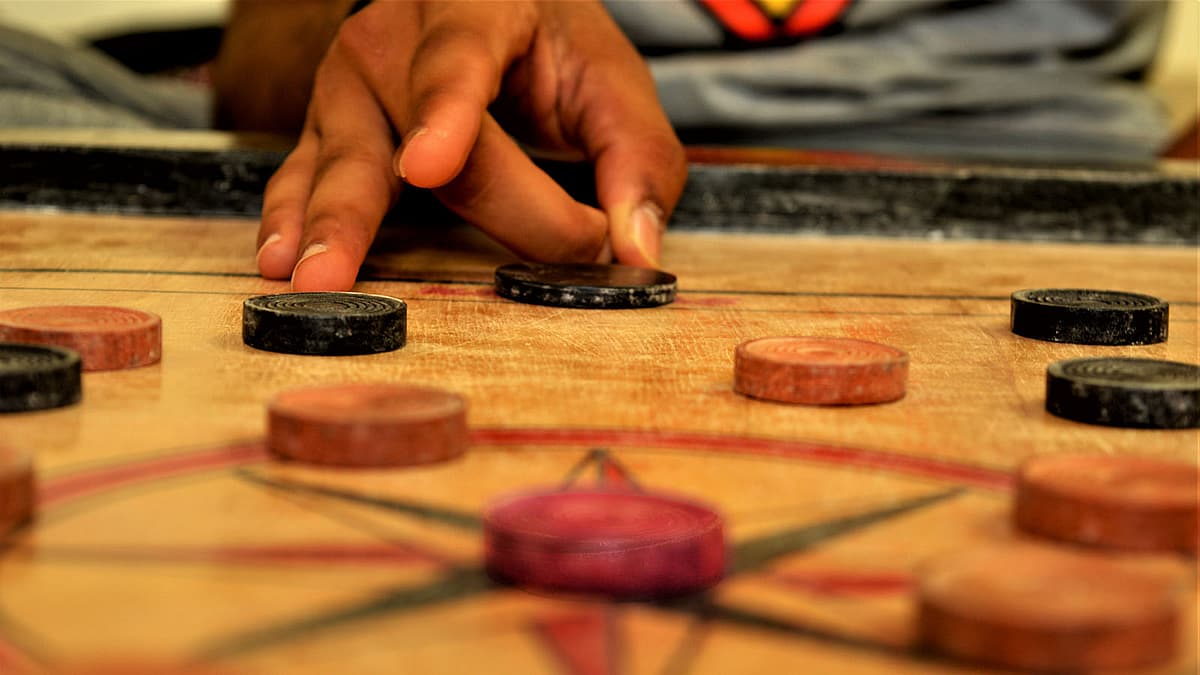 கேரம் போர்டு