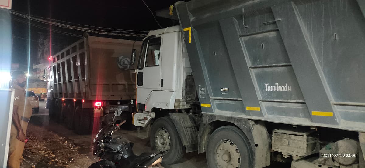 கனிமவள லாரிகள்