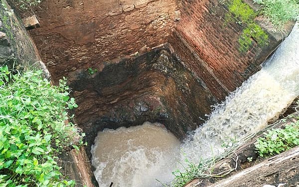 4 நாள்கள் தொடர்ந்து மழைநீர் சென்றும் நிரம்பாத அதிசய கிணறு; காரணம் இதுதான்!