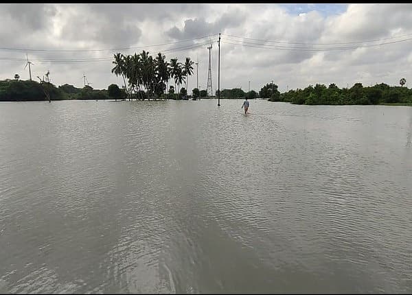 அதிசய கிணற்றை குளம் போல் சூழந்த உபரிநீர்