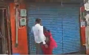 கர்நாடகா: போலீஸாருக்கு வழிகாட்டியதால் தாக்கப்பட்ட பெண் வழக்கறிஞர் - அதிர்ச்சி வீடியோ