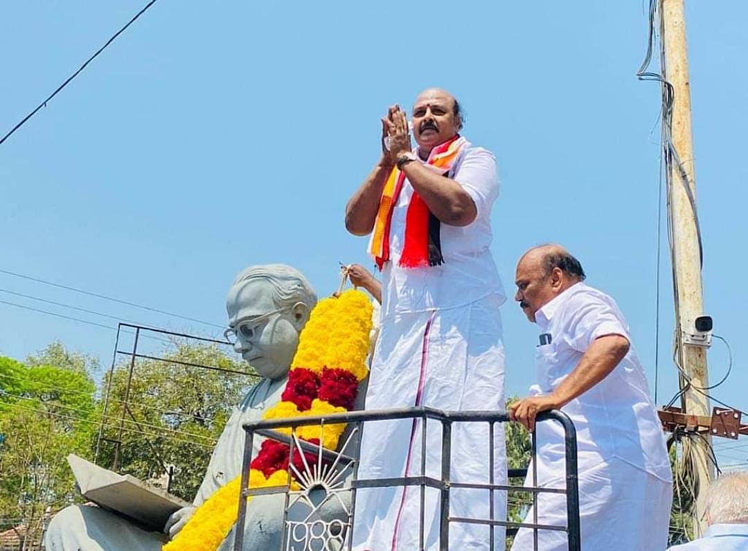 எம்.எல்.ஏ
டி.கே.ஜி. நீலமேகம்