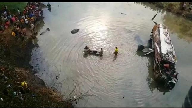 விபத்துக்குள்ளான லாரி