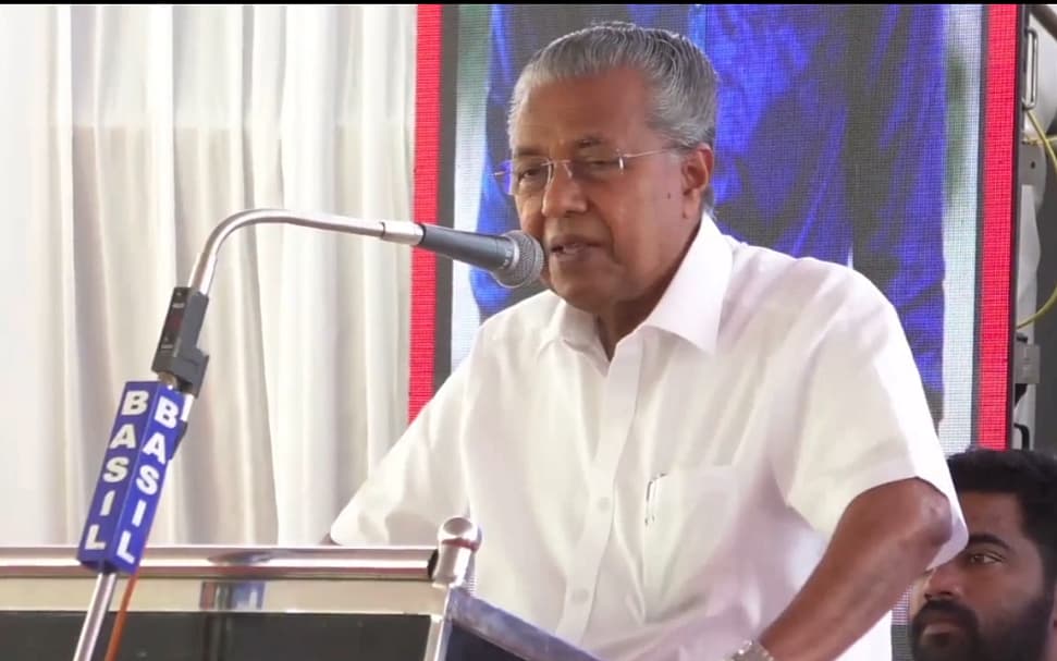 ``ராகுல் காந்தி பாஜக-வின் வகுப்புவாதத்தை ஏற்றுக்கொள்கிறார்” - காட்டமான பினராயி விஜயன்