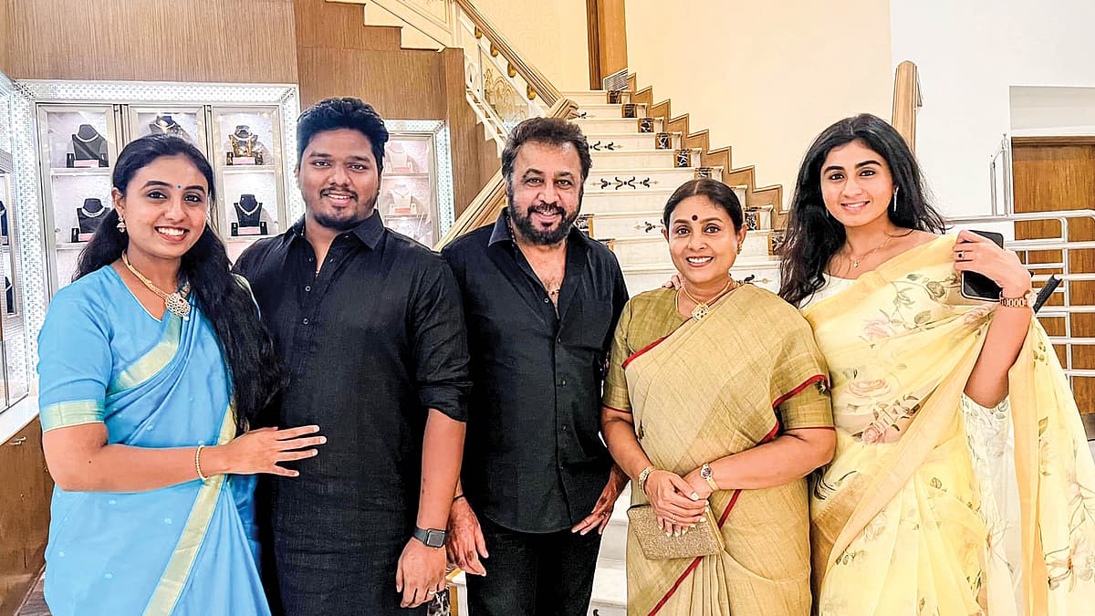 சரண்யா பொன்வண்ணன் குடும்பத்துடன்...