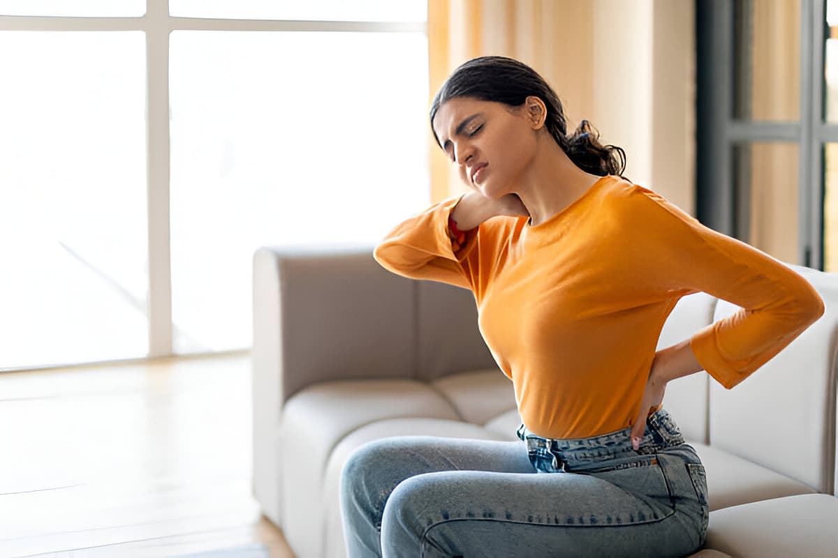 இதன் விளைவாக தோள்பட்டை வலி, பின் கழுத்து வலி, தாடை மற்றும் வாய்ப் பகுதிகளில் வலி ஏற்பட வாய்ப்புள்ளது.