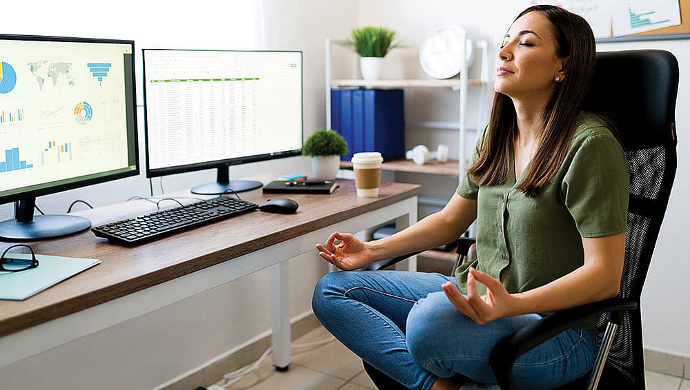 ஆழ்ந்த மூச்சுப்பயிற்சி (Deep breathing) செய்வதன் மூலம் மன அழுத்தமும் வலியும் குறையும்.