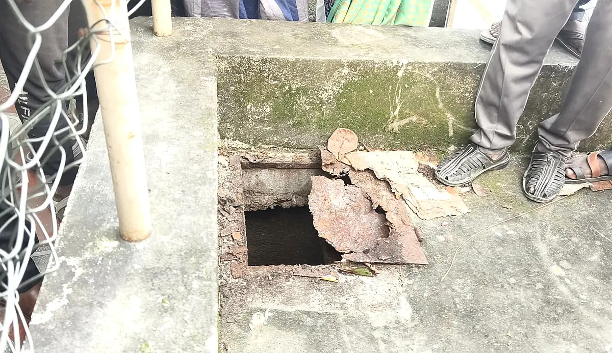 குழந்தை விழுந்ததாக கூறப்படும் செப்டிக் டேங்க்
