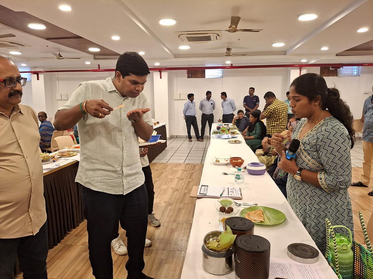 உனவை சுவைக்கும் தீனா