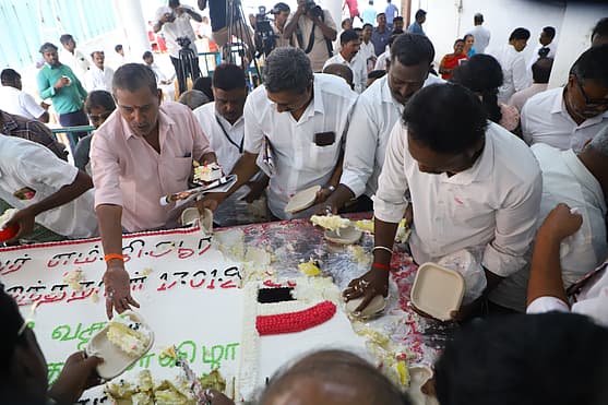 எம்.ஜி.ஆர் பிறந்தநாள் களைகட்டிய அதிமுக அலுவலகம்…