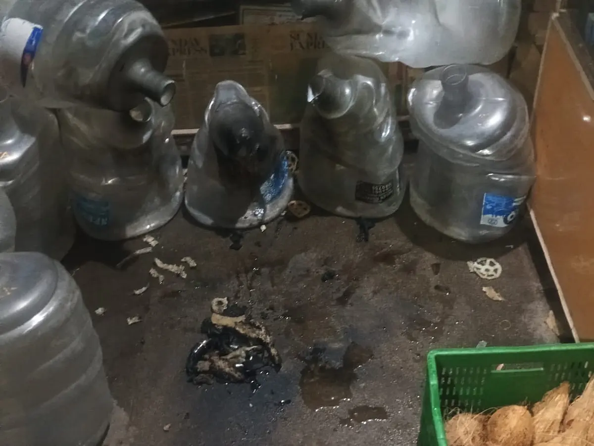 கடைக்குள் வீசப்பட்ட குண்டு