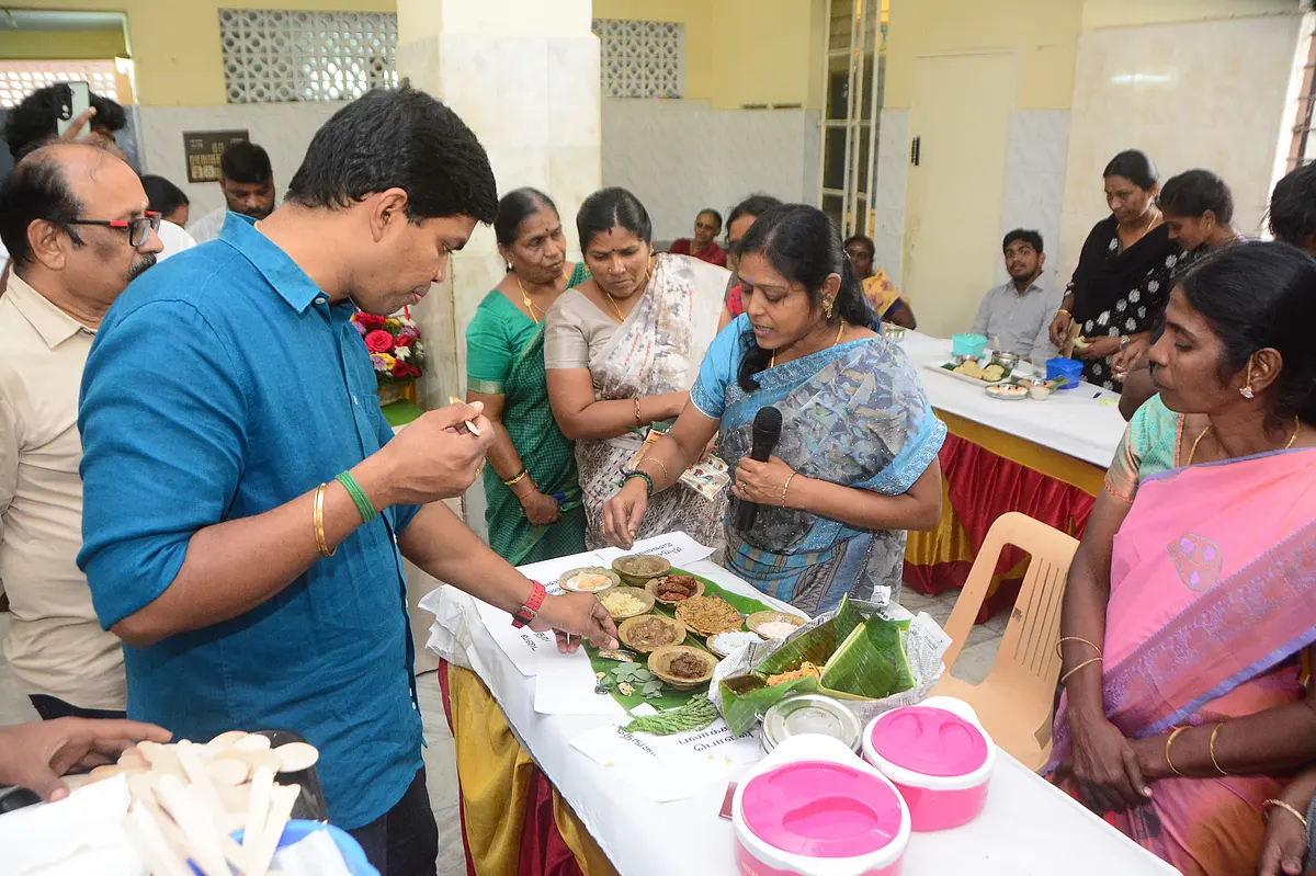அவள் சமையல் சூப்பர் ஸ்டார் போட்டியாளர்களுடன் செஃப் தீனா