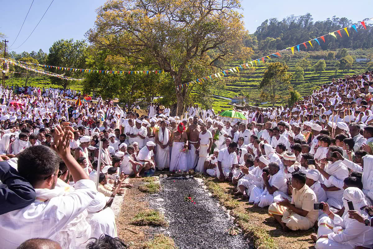 கோத்தகிரியில் ஜடெய சாமி திருவிழா; பக்தி பரவசத்துடன் குண்டம் இறங்கிய படுகர்  இன மக்கள் | badagas of the nilgiris celebrating jadayasamy festival photo  album - Vikatan