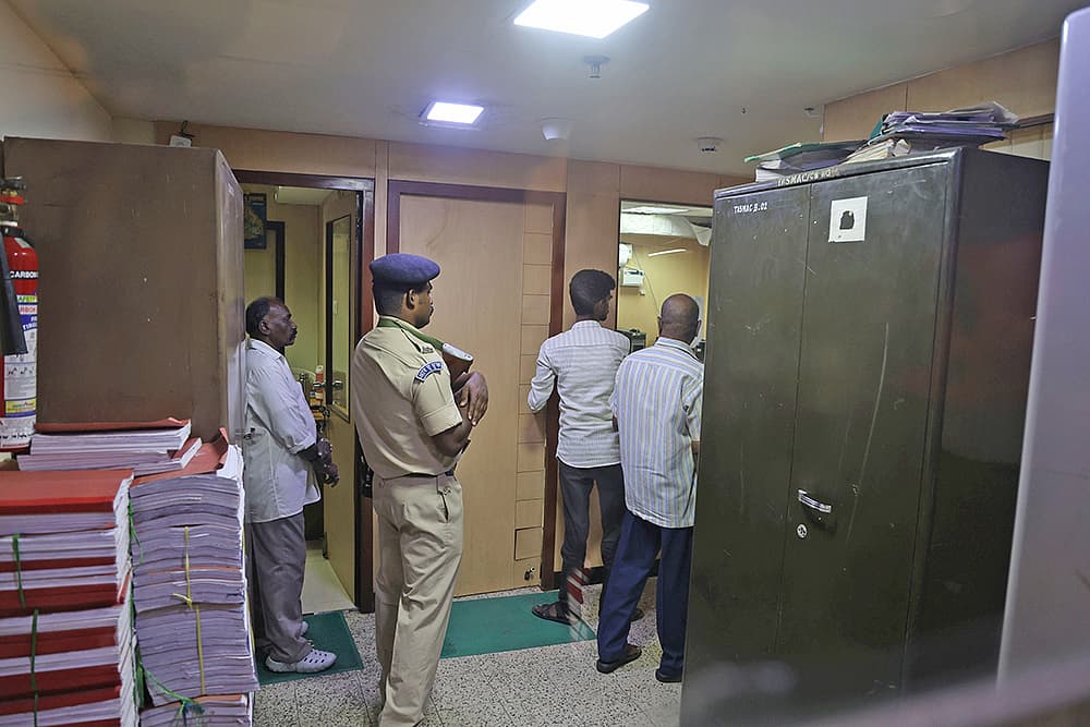 டாஸ்மாக் அலுவலகத்தில் ரெய்டு நடந்தபோது...