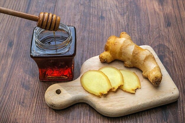 இளநரை பிரச்னைக்கு இஞ்சித்தேன் மிகச் சிறந்த மருந்தாகச் செயல்படும். இதை எளிய முறையில் வீட்டிலேயே தயாரிக்கலாம்.