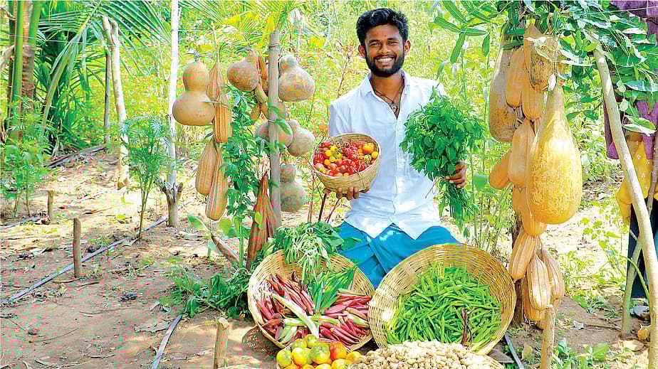 காய்கறிகளுடன் விஜய்...