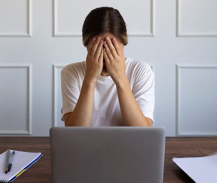 குறிப்பாக, டிப்ரெஷன், பதற்றம் உள்ளவர்கள், பெண்களுக்கெல்லாம் இந்தத் தலைவலி அதிகம் வரலாம்.