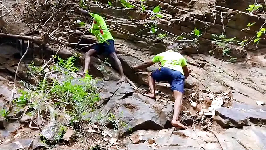 இளம்பெண்ணின் சடலத்தைத் தேடும் தீயணைப்புத்துறையினர்...