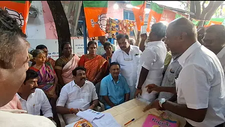 நயினார் நாகேந்திரனிடம் பேசும் தொண்டர்