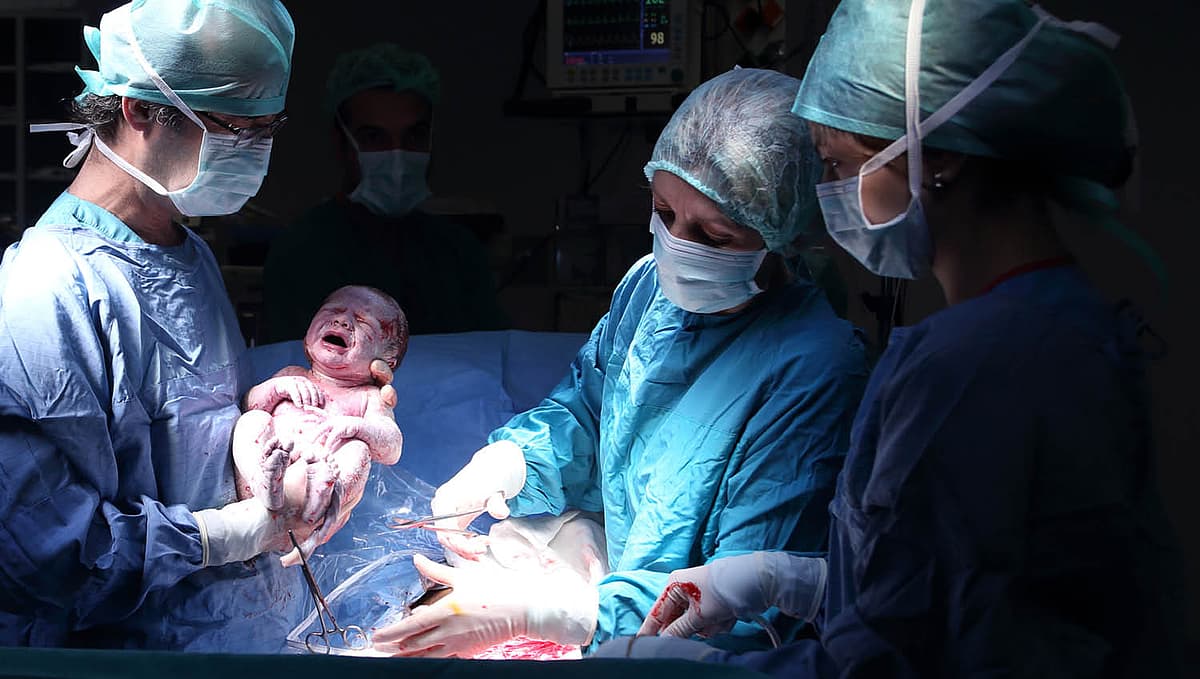 குழந்தை மிகவும் பெரியதாக இருந்தாலோ, கர்ப்பப்பை வாய் சாதகமாக இல்லாமலிருந்தாலோ, தாய் மற்றும் குழந்தையின் நலன் கருதி, சிசேரியன் செய்ய முடிவெடுப்போம்.