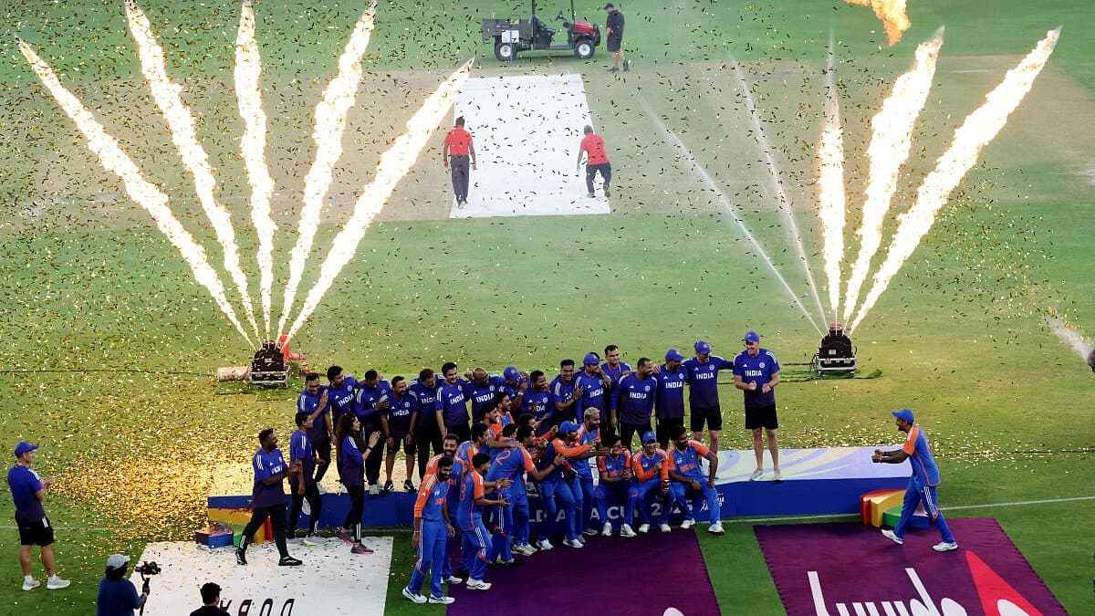 வெற்றிக் கொண்டாட்டத்தின் இந்திய அணி