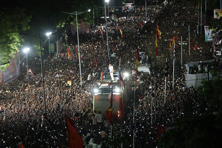 கரூர்: பவர் கட், கல்வீச்சு, மர்ம நபர்கள் தாக்குதல் - இதெல்லாம் நடந்ததா? உண்மை என்ன?