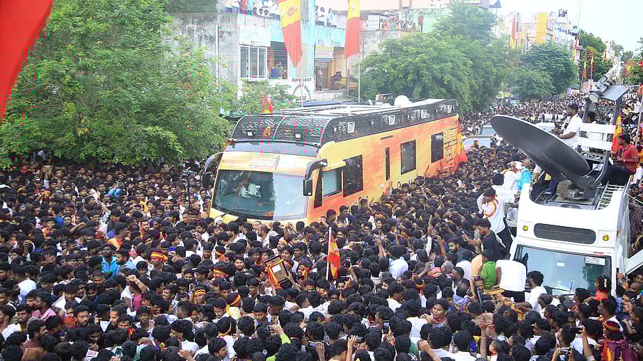ஏன் ஓடி ஒளிகிறீர்கள் விஜய்?