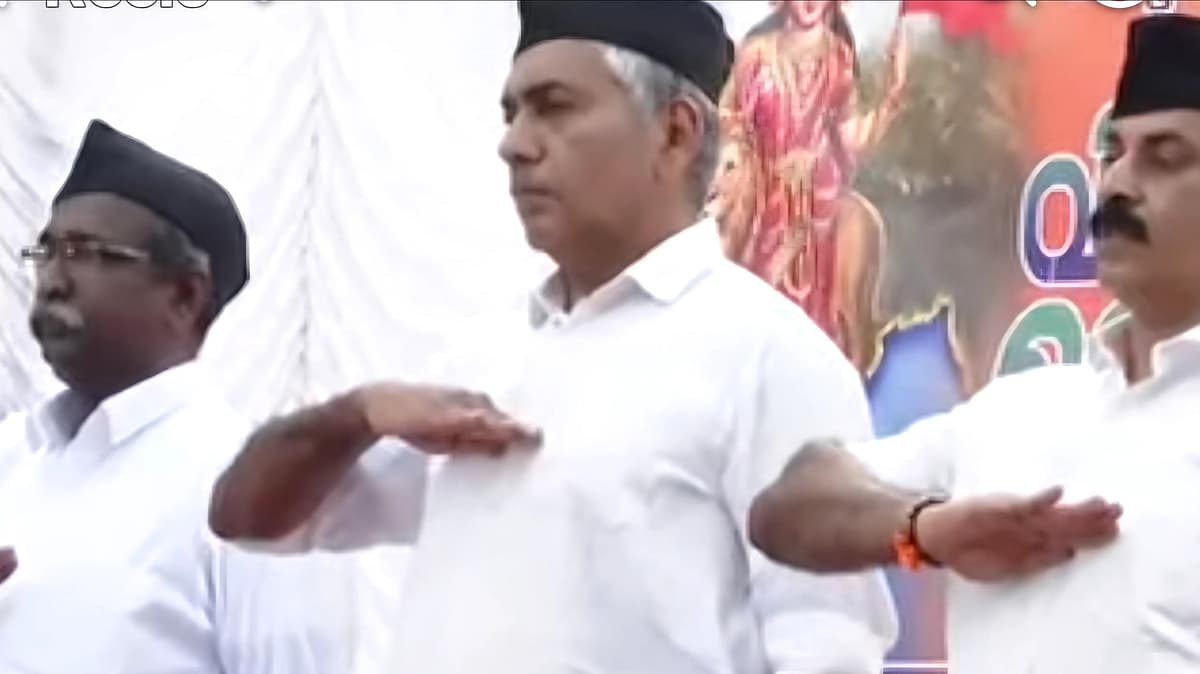 ஆர்.எஸ்.எஸ் சீருடையில் முன்னாள் டி.ஜி.பி ஜேக்கப் தாமஸ்