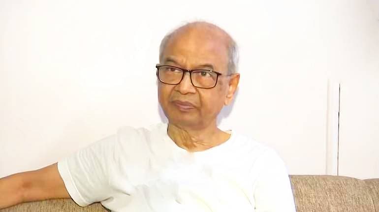 நீதிபதி மீது காலணி வீச முயன்ற  ராகேஷ் கிஷோர்