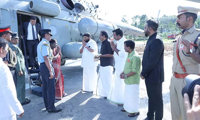 ஹெலிகாப்டரில் வந்திறங்கிய குடியரசுத் தலைவர் திரெளபதி முர்மு