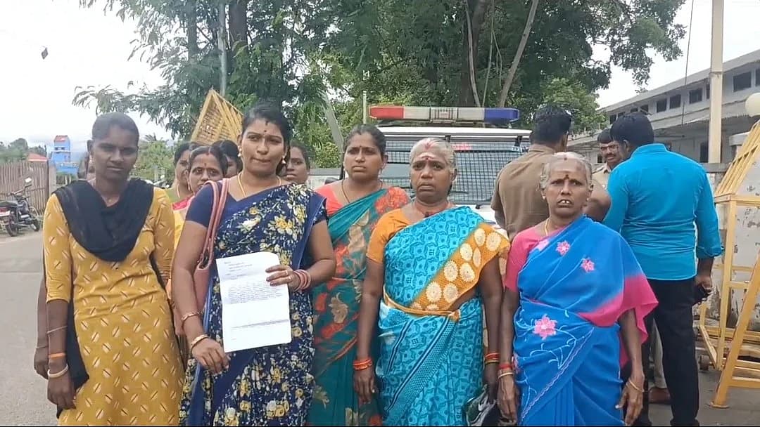 மனு அளித்த பெண்கள்