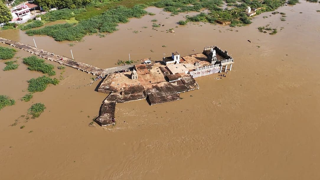 கரைப்புரண்டு ஓடும் வெள்ளம்