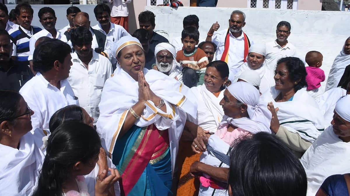 படுகர் இன மக்களுடன் பிரேமலதா விஜயகாந்த்