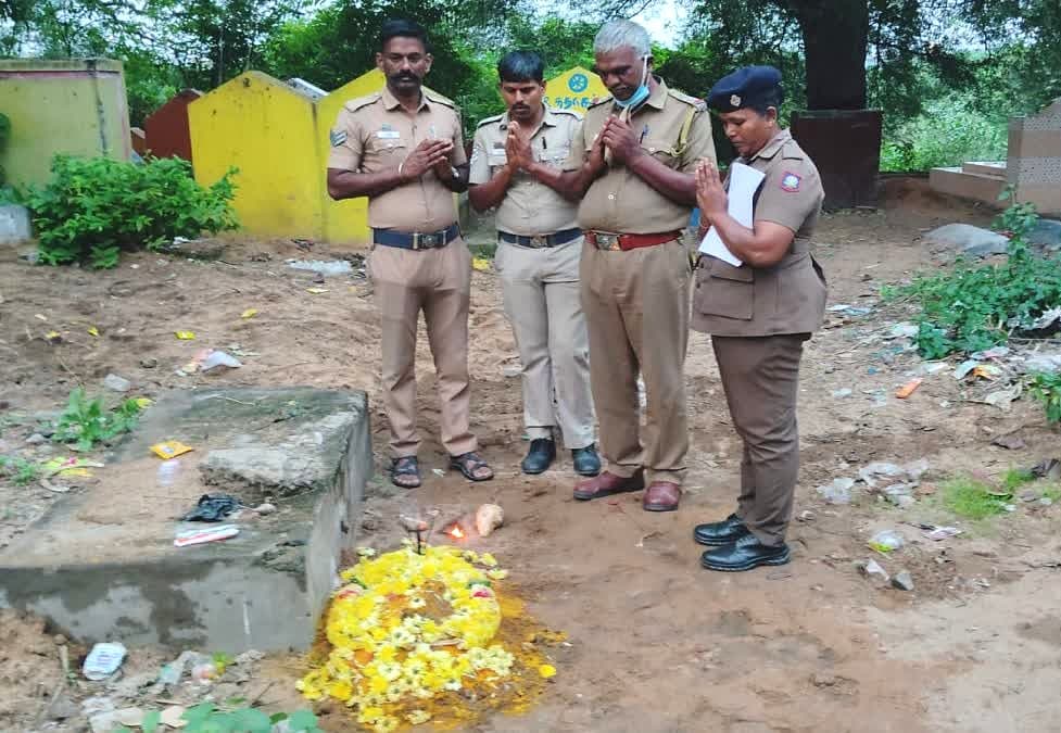 நல்லடக்கம் செய்த போலீஸார்