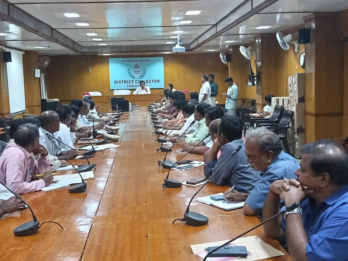 ஆட்சியர் குலோத்துங்கன் தலைமையில் நடைபெற்ற அவசர ஆலோசனைக் கூட்டம்