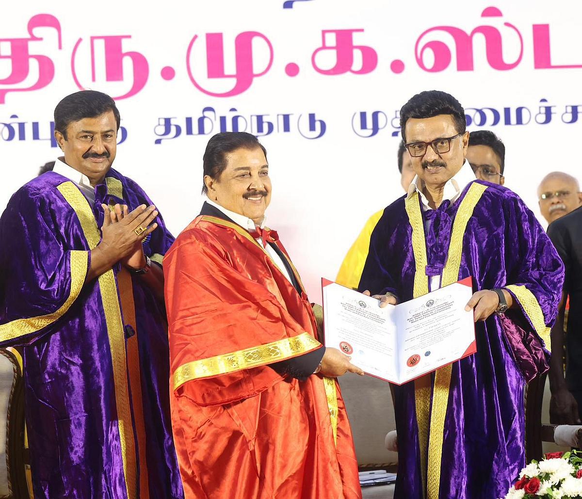 தமிழ்நாடு கவின் கலை பல்கலைக்கழகம் சார்பில் கௌரவ டாக்டர் பட்டம் பெற்ற சிவக்குமார்