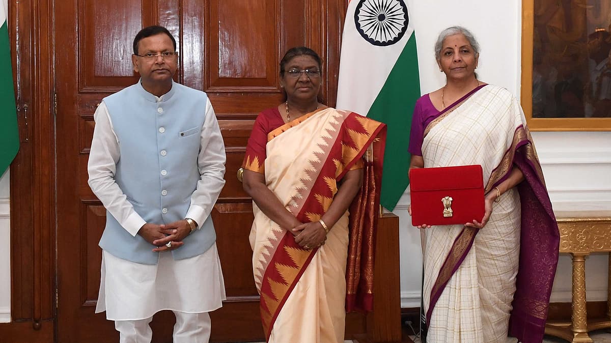 மத்திய நிதித்துறை இணையமைச்சர் பங்கஜ் சவுத்ரி - குடியரசுத் தலைவர் திரௌபதி முர்மு - மத்திய நிதித்துறை அமைச்சர் நிர்மலா சீதாராமன்