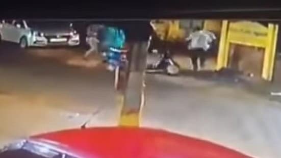 காவலருக்கு அருவாள் வெட்டு