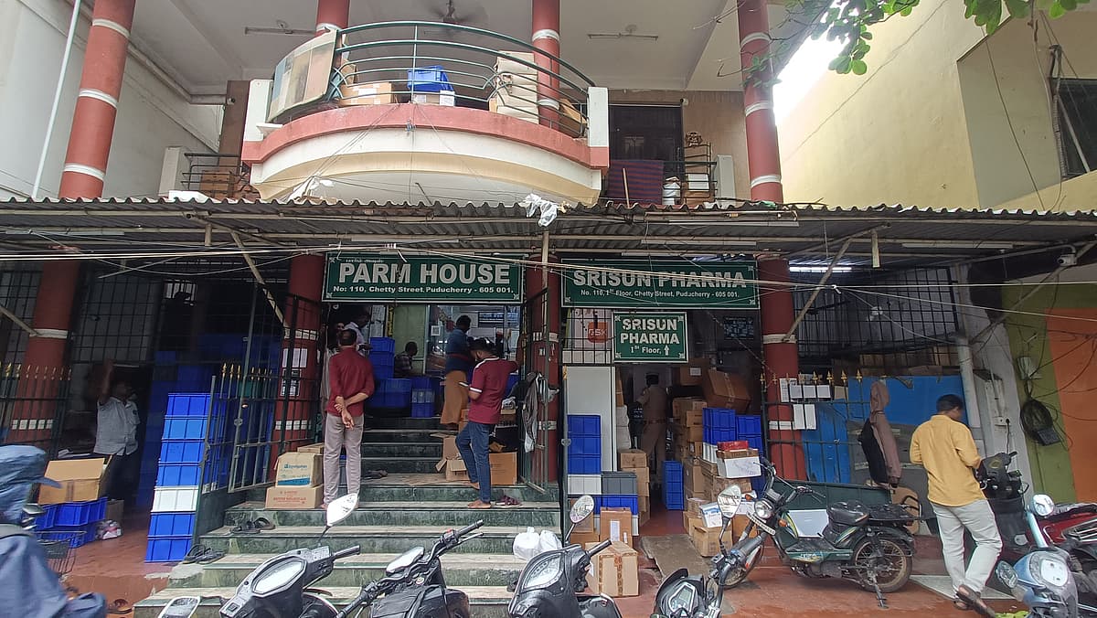 செட்டித் தெரு, மருந்து விற்பனைக் கடையில் சி.பி.சி.ஐ.டி போலீஸார் ஆய்வு