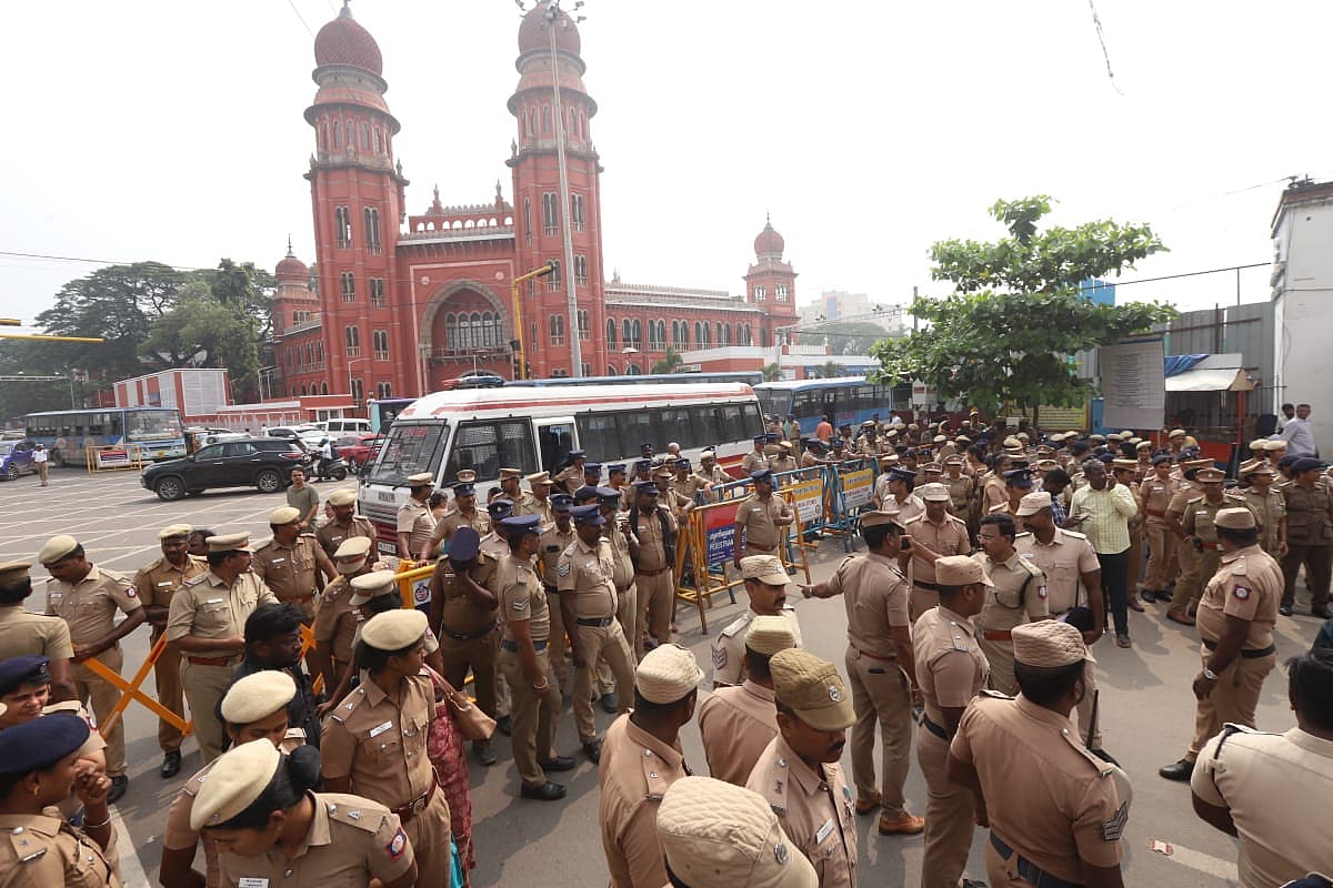 குவிக்கப்பட்ட காவலர்கள்