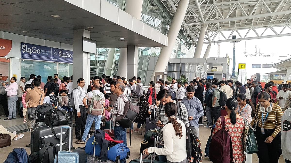 சென்னை விமான நிலையத்தில் காத்திருக்கும் பொதுமக்கள்