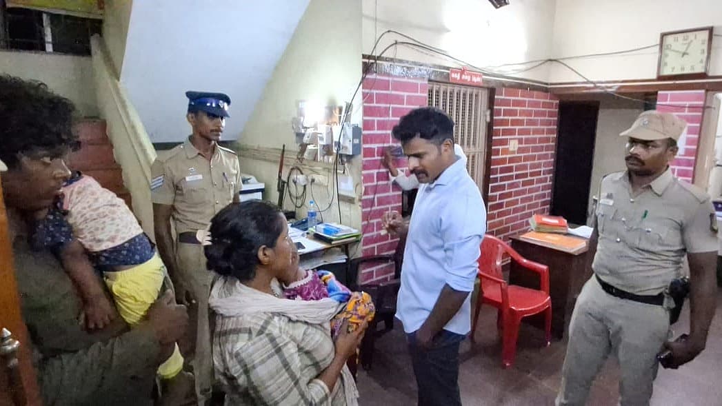 மீட்கப்பட்ட குழந்தையை பெற்றோரிடம் ஒப்படைத்த எஸ்.பி ஸ்டாலின்