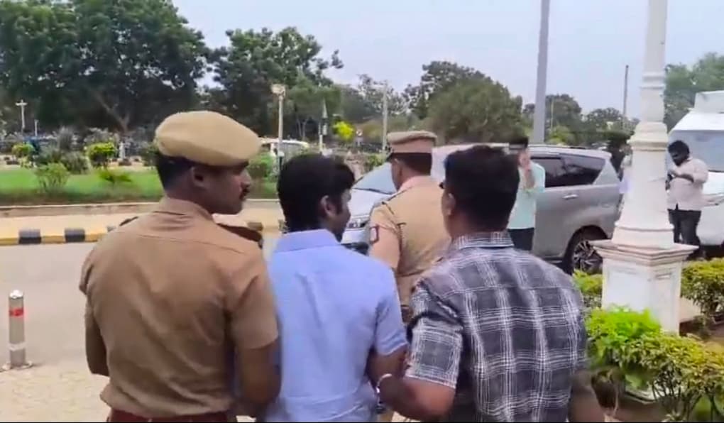 அழைத்துச் சென்ற போலீஸார்