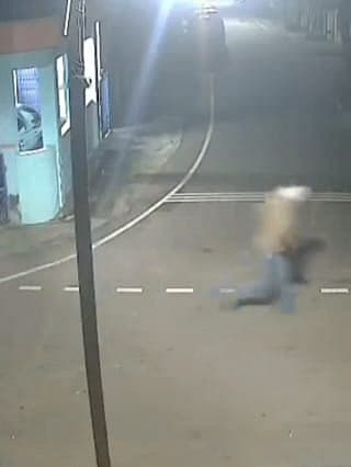 திருடனை விரட்டும் மூதாட்டி