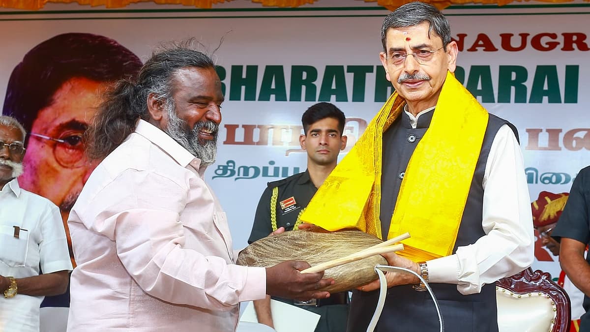 ஆளுநருக்கு பறை வழங்குதல்