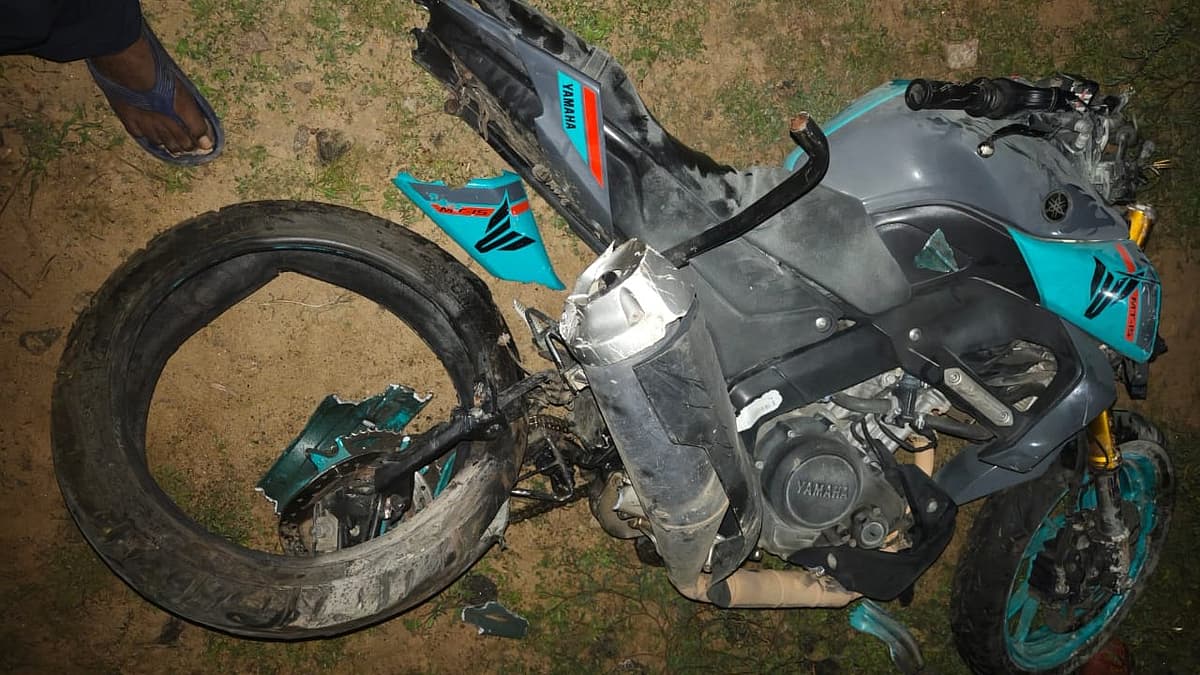 ரயில் எஞ்சினில் சிக்கிய டூவீலர்