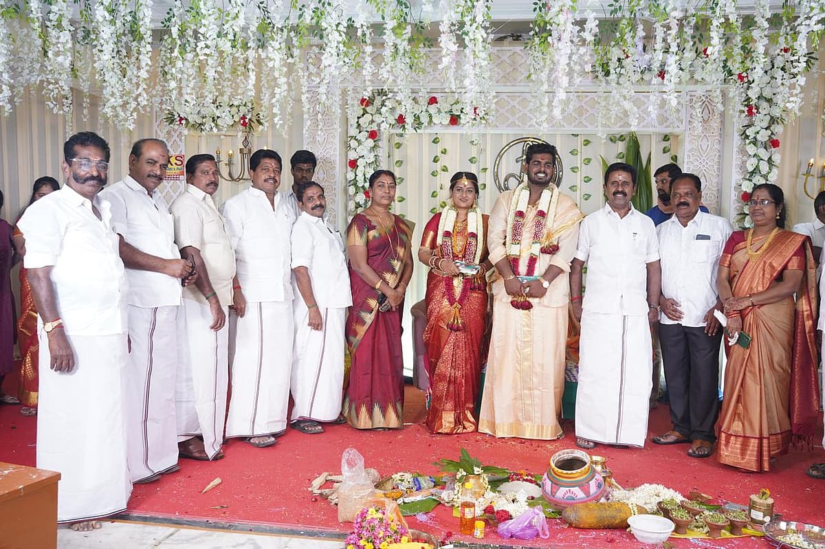 மணமக்களை வாழ்த்திய முன்னாள் அமைச்சர் காமராஜ்